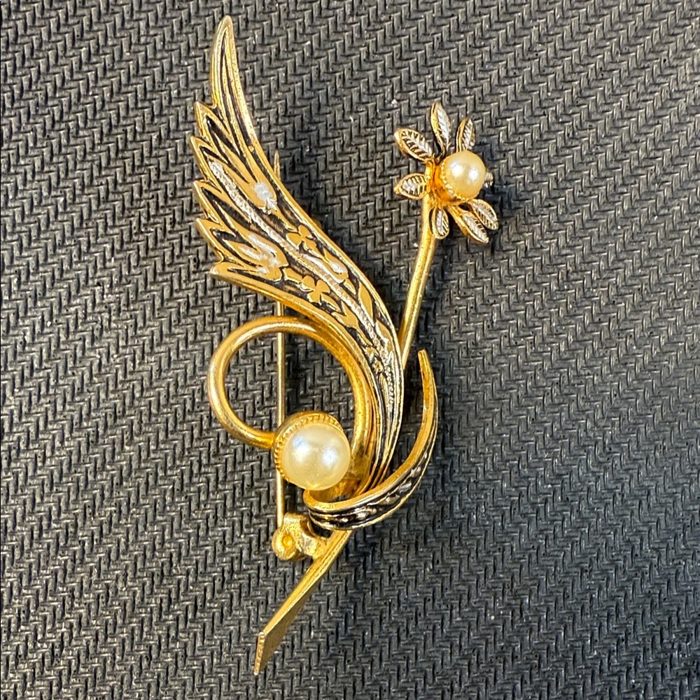 Vintage Gold tone w/ faux gold Pearl Floral Wing Brooch - Women's Jewelry